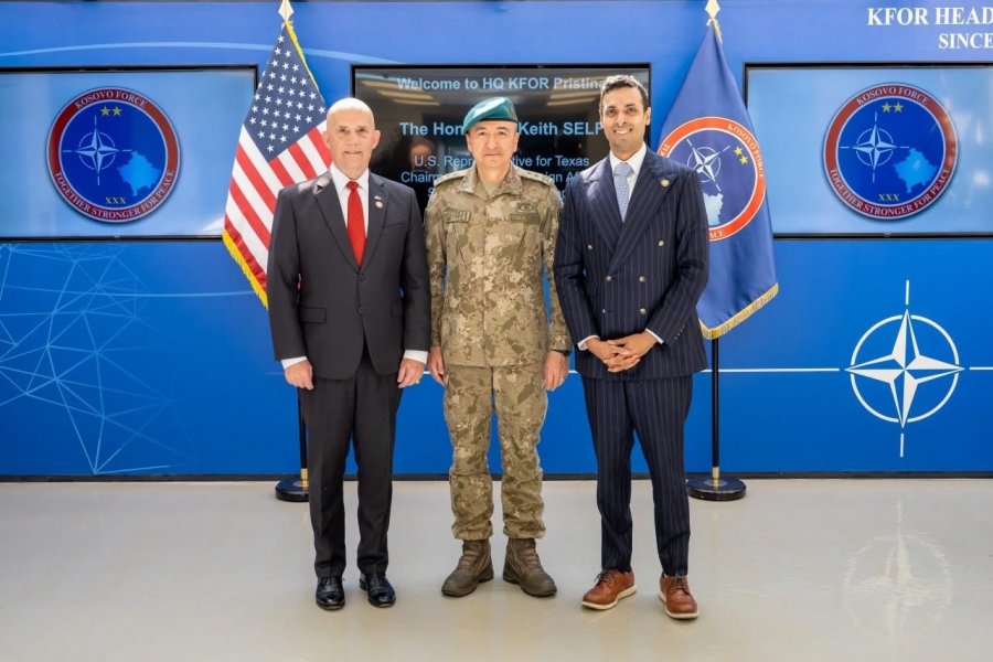 Komandanti i KFOR it pret në takim kongresistët amerikan  u tregon për situatën e sigurisë në rajon