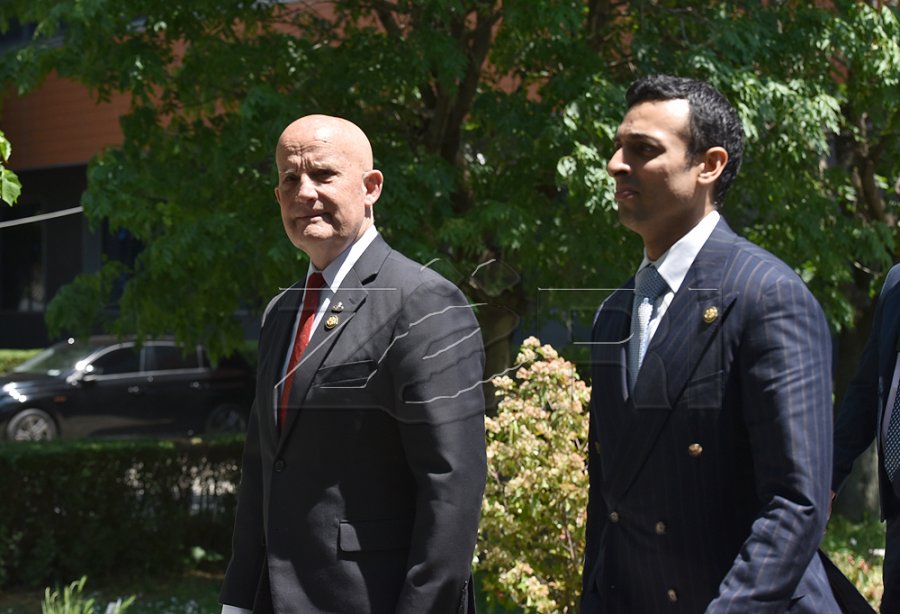 Dy kongresistët amerikanë takohen sot me Kurtin