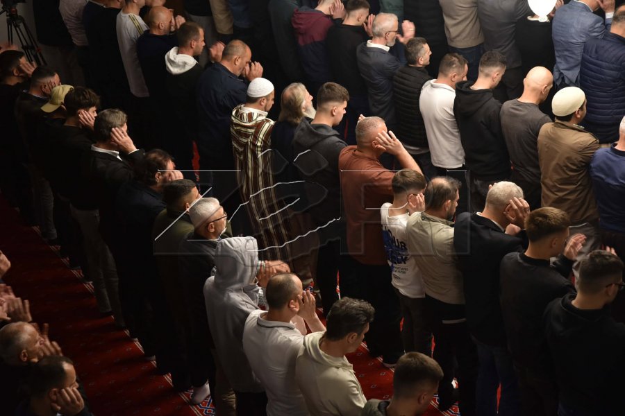 Qytetarët pas faljes së Bajramit bëjnë thirrje për unitet  Politika po na përçan  duhet më shumë paqe e tolerancë