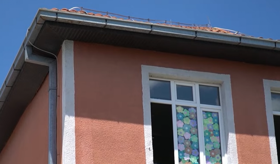 Serbët vazhdojnë mosrespektimin e festave zyrtare  mbahet mësim në Graçanicë