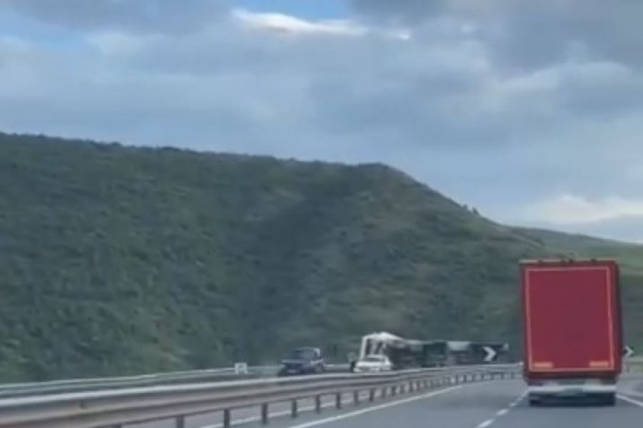 Rrokulliset kamioni në  Rrugën e Kombit  