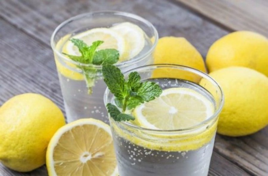 Këto janë efektet anësore të ujit me limon