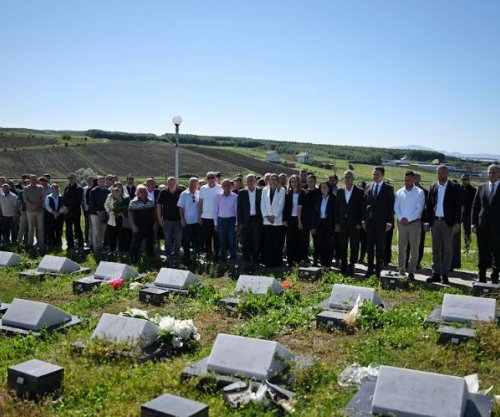 Kurti bën homazhe në Marinë në nderim të dëshmorëve Rasim Kiçina dhe Ragip Halilaj