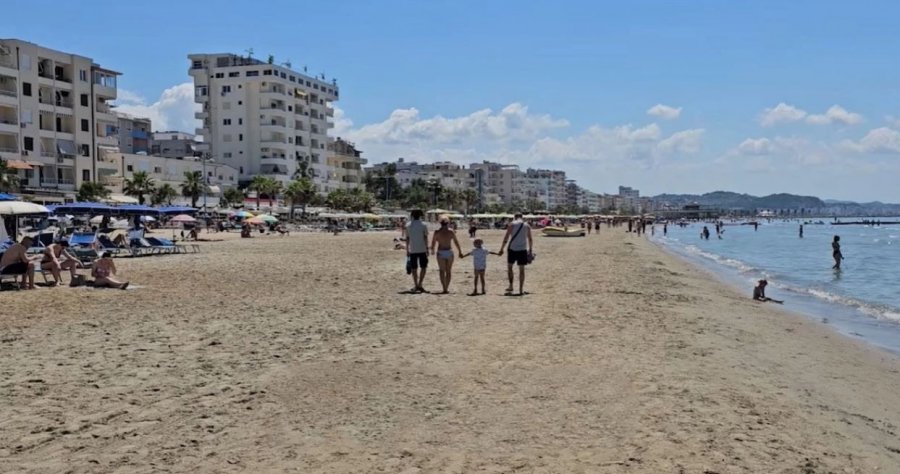 Turistët e huaj popullojnë Durrësin, fluks i lartë i pushuesve në plazhe