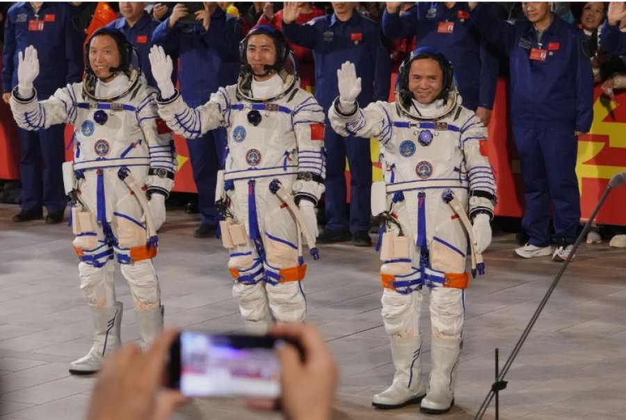 Pas 7 muajsh në hapësirë  tre astronautët kinezë rikthehen në Tokë