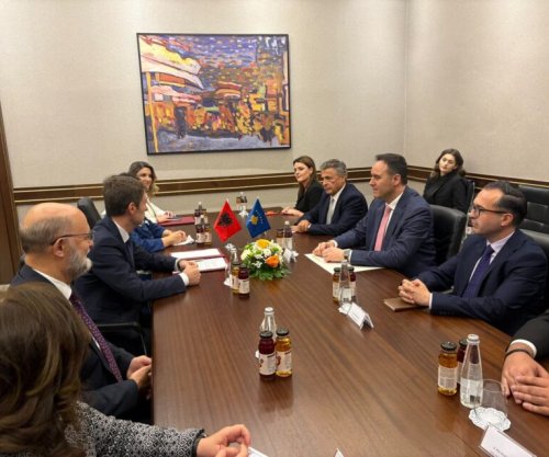 Konjufca takon homologun e tij, Hoxhen