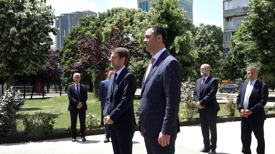 Konjufca bashkë me homologun e tij nga Shqipëria  Hoxhën bëjnë homazhe tek memoriali  Heroinat 