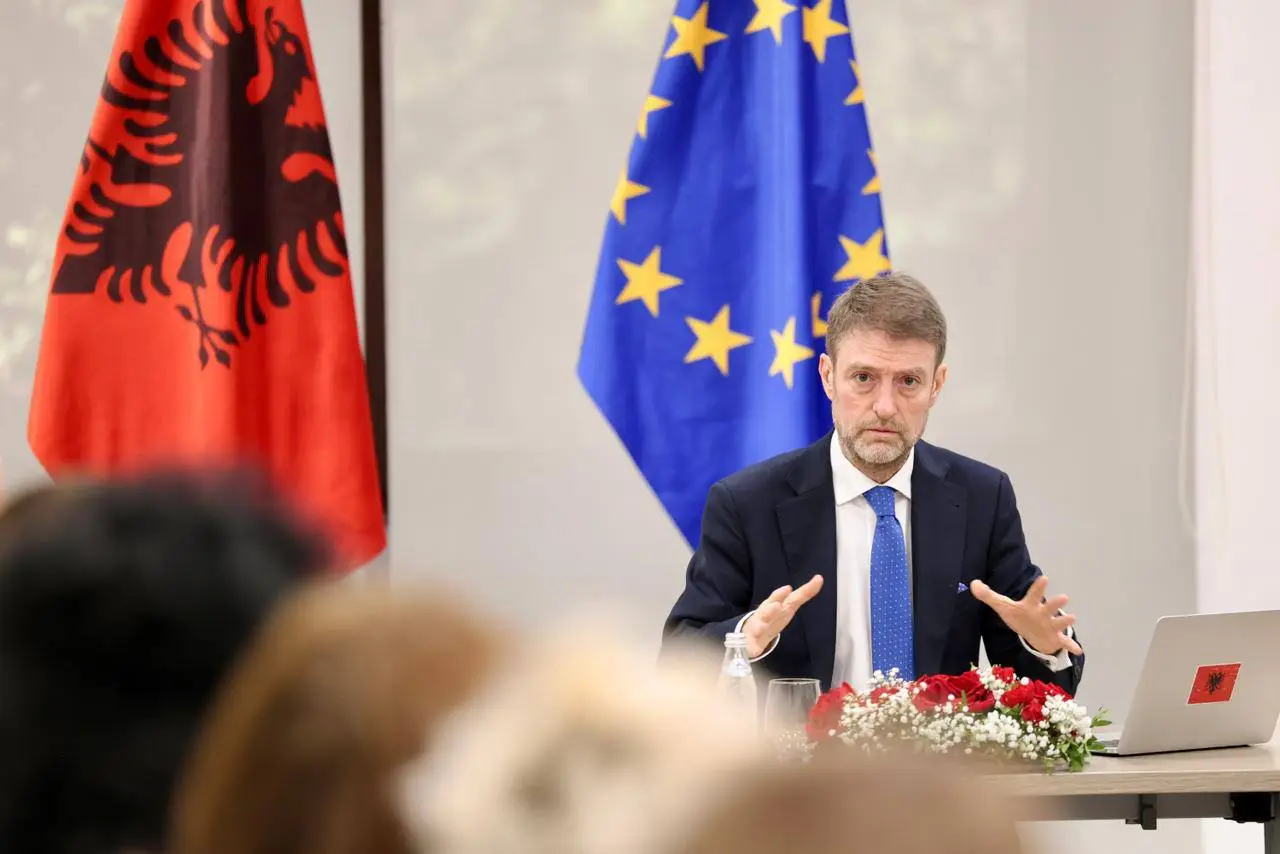 kryediplomati-shqiptar-viziton-kosoven-takohet-me-kreret-institucional