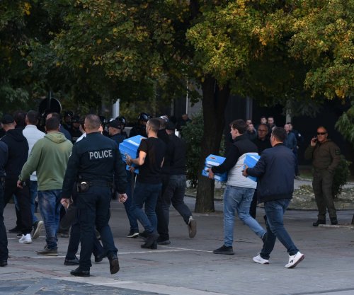 Protestuesit me aksion simbolik, dorëzojnë uniformën e UÇK-së dhe dosjet për ndryshimin e Ligjit për Dhomat e Specializuara 