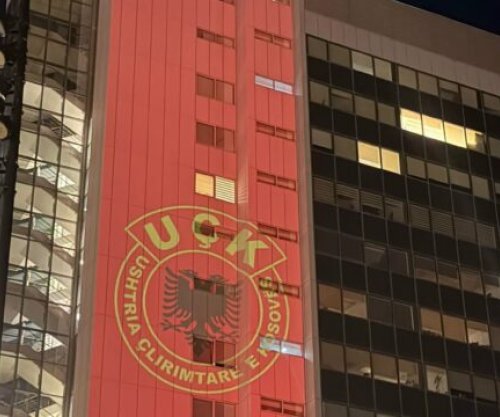 Pas protestës së madhe sot, objekti i Qeverisë ndriçohet me flamurin e UÇK-së