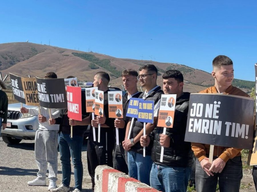 Të rinjtë protestojnë në Aeroportin e Prishtinës, para mbërritjes së Von der Leyenit