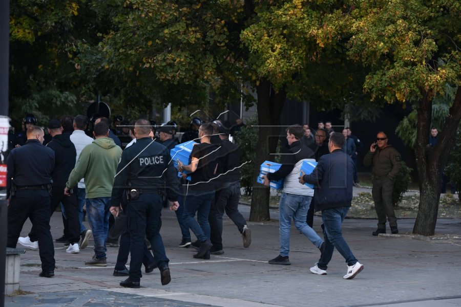 protestuesit-me-aksion-simbolik-dorezojne-uniformen-e-uck-se-dhe-dosjet-per-ndryshimin-e-ligjit-per-dhomat-e-specializuara