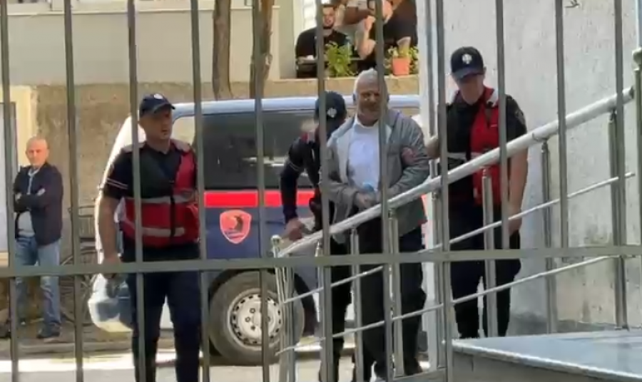 U arrestua për ngacmimin e një 13 vjeçareje  mësuesi 60 vjeçar del para gjykatës në Fier