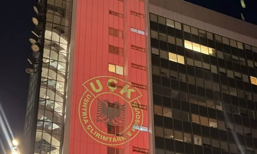 Pas protestës së madhe sot, objekti i Qeverisë ndriçohet me flamurin e UÇK-së