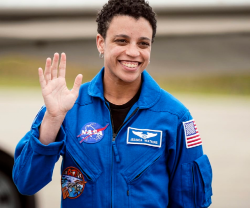 Katër astronautë në hapësirë, në këtë udhëtim ekuipazhi udhëhiqet nga gruaja e parë me ngjyrë