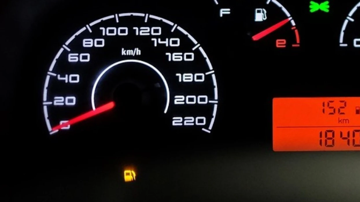 A e dëmton motorin ngasja me rezervë?