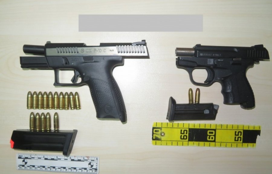 Arrestohen dy persona në Pejë  u kapën me dy pistoleta dhe 17 fishekë