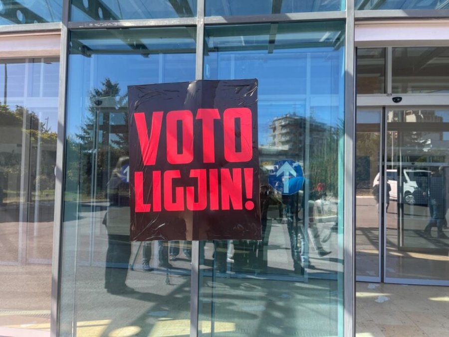 Aksion para Ministrisë së Drejtësisë  Koha e arsyetimeve ka mbaruar  votojeni ligjin për mbrojtjen e UÇK në