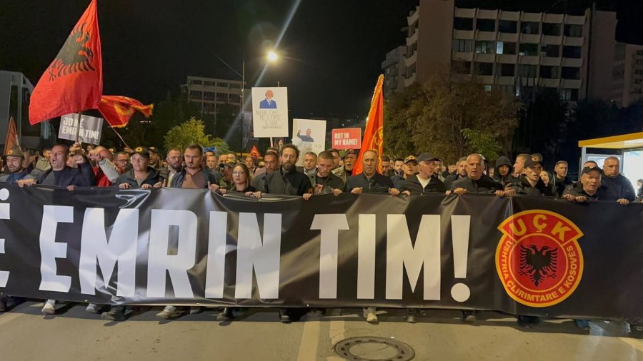 Protestuesit para Ministrisë së Drejtësisë  Procedojeni ligjin  në tavolinë e keni dinjitetin e popullit