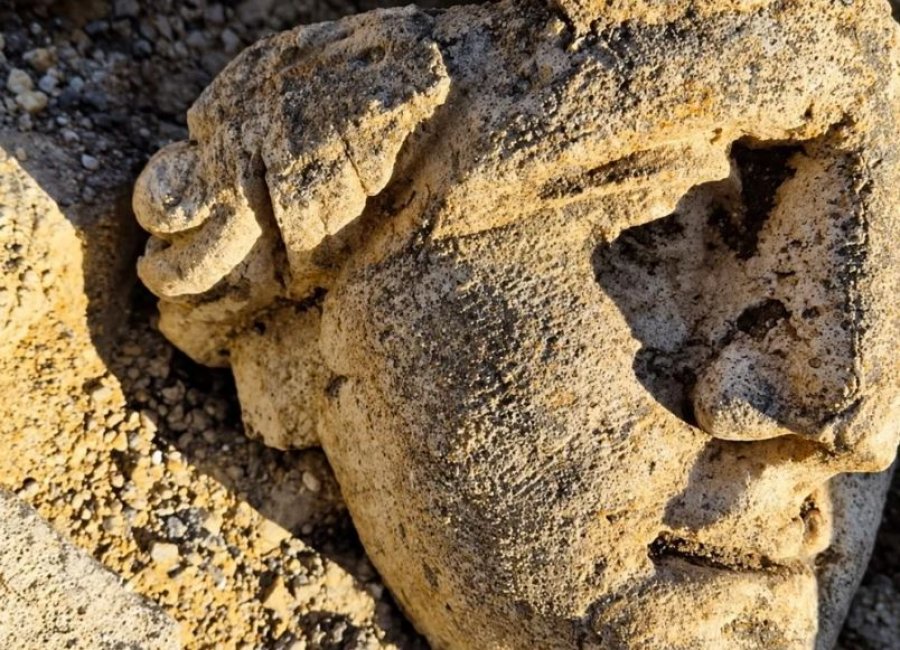 Zbulohen skulptura romake dhe një sistem ujor në një kompleks të lashtë në Francë
