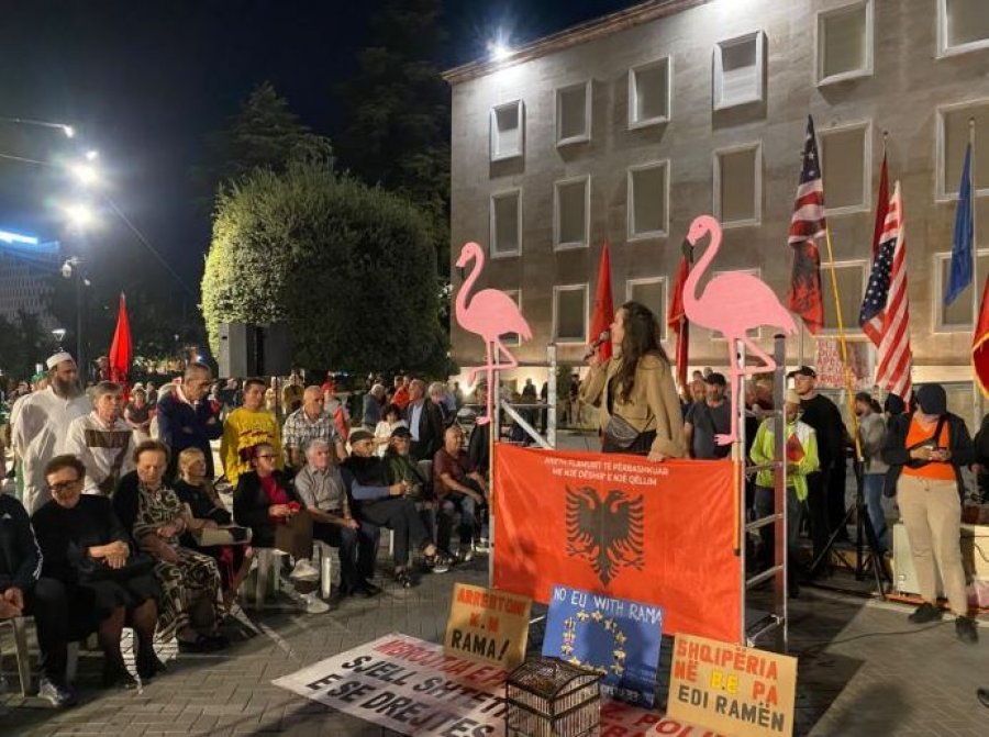 Qytetarët në ditën e 125 të në protestë para Kryeministrisë