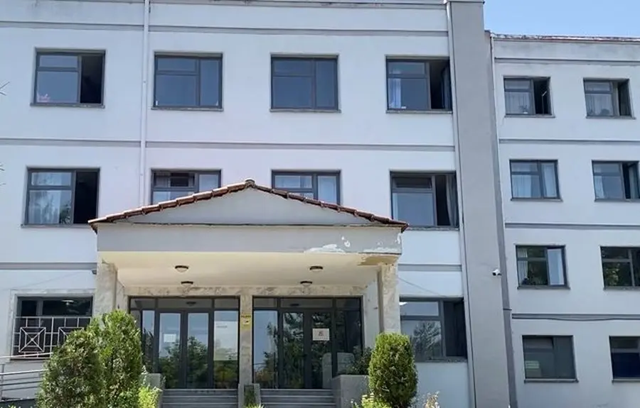 Korçë: Gjashtë fëmijë përfundojnë në Pediatri, dyshohet nga ushqimi