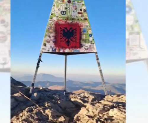 Rikthehet flamuri kuqezi në majën e Korabit, studentët shqiptarë largojnë simbolin maqedonas, pamje