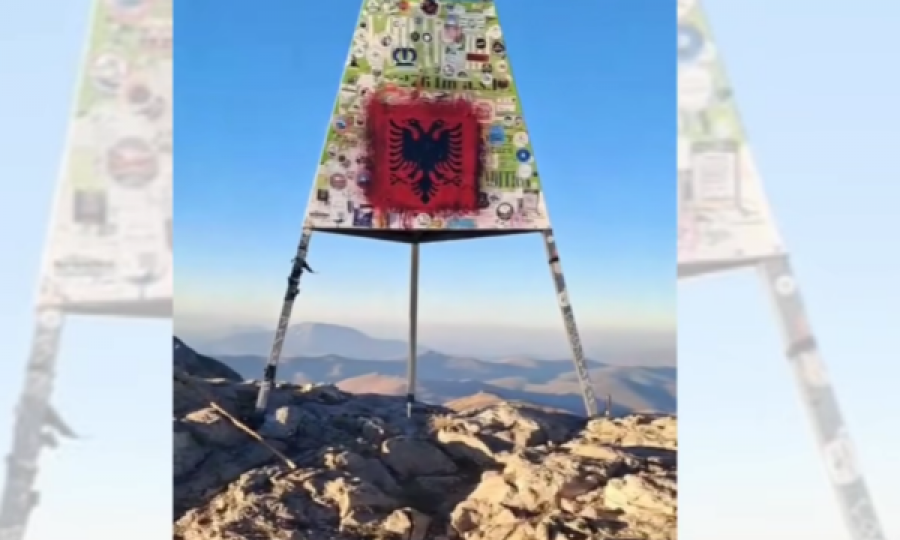 Rikthehet flamuri kuqezi në majën e Korabit  studentët shqiptarë largojnë simbolin maqedonas  pamje