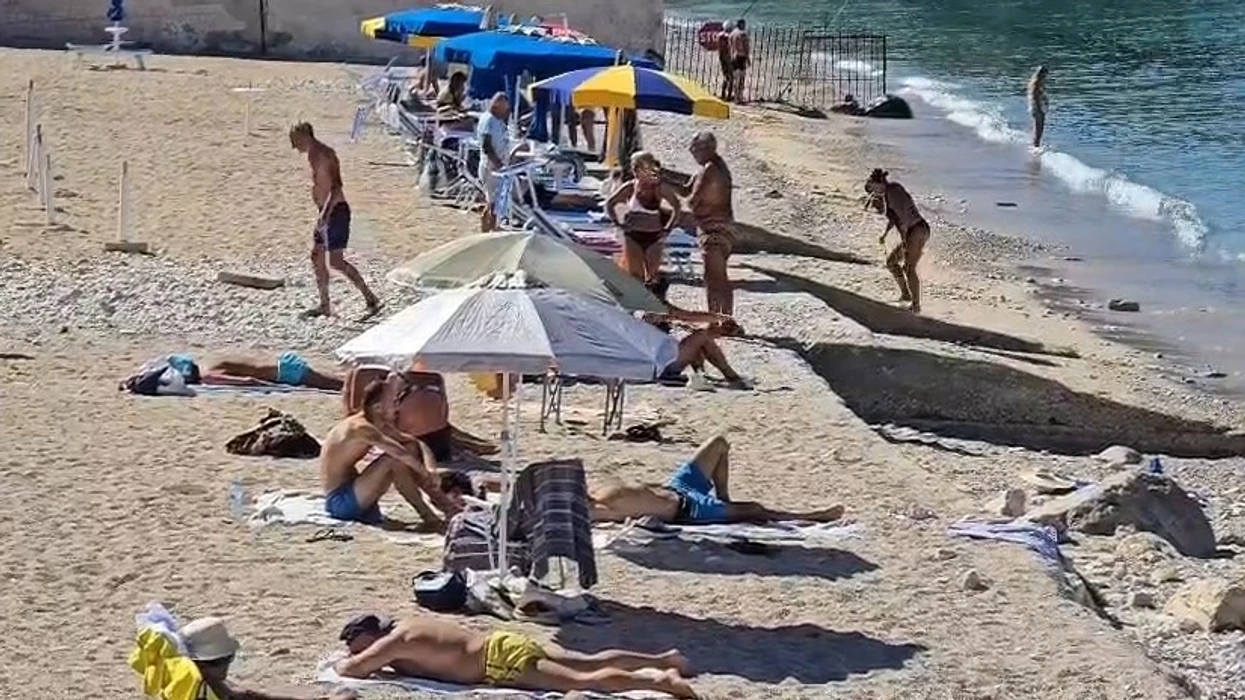 Moti i ngrohtë zgjat sezonin  plazhet e Shqipërisë të mbushura edhe në tetor