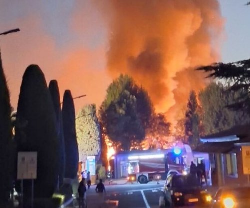 Flakët përfshijnë 20 shtëpiza në kampingun “Bella Italia”, 24 persona të lënduar