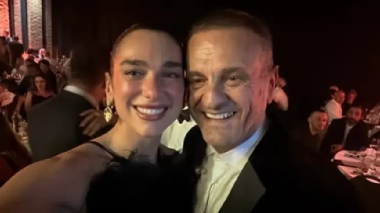 Sinan Vllasaliu publikon fotografi me Dua Lipën  Madhështia e saj na bën kombin madhështor