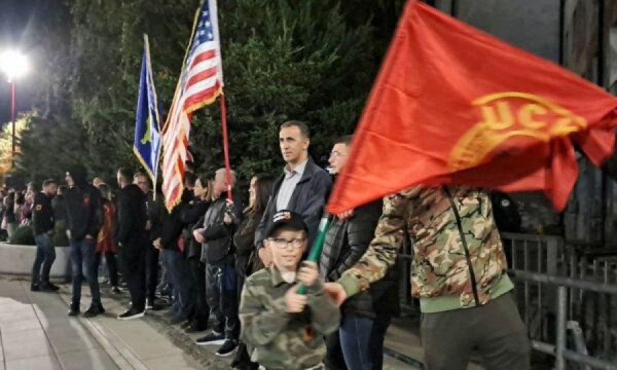 Protestuesit e rrethojnë objektin e Kuvendit, thonë se do të qëndojnë aty tërë natën