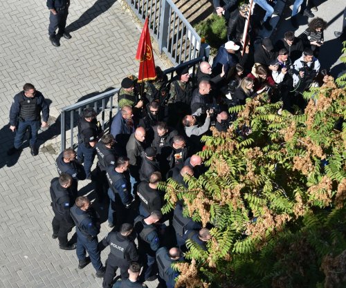 Policia arreston të riun, dyshohet për hedhje të mjeteve piroteknike në drejtim të Kuvendit [video]