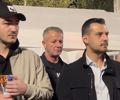 Djali i Hashim Thaçit dhe ai i Kadri Veselit u bashkohen protestave para Kuvendit