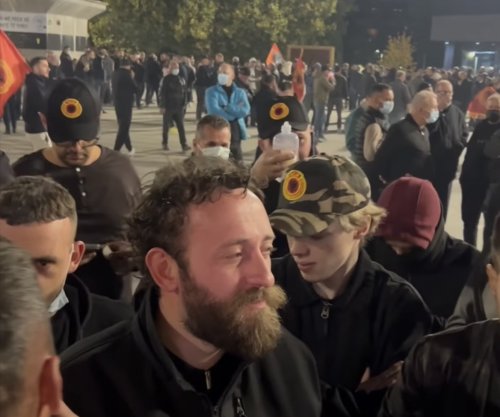 “Në sy dhe në gojë ma kanë futur sprejn”, thotë Haziri pasi u lëndua nga gazilotsjellës i Policisë