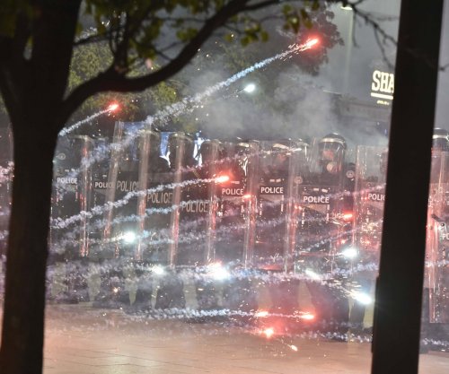 Policia: Gjashtë zyrtarë të lënduar dhe 11 protestues kërkuan ndihmë mjekësore