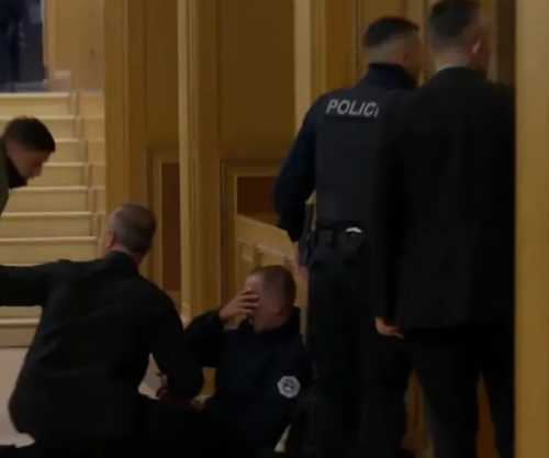 Protesta para Kuvendit, lëndohet një zyrtar i Policisë