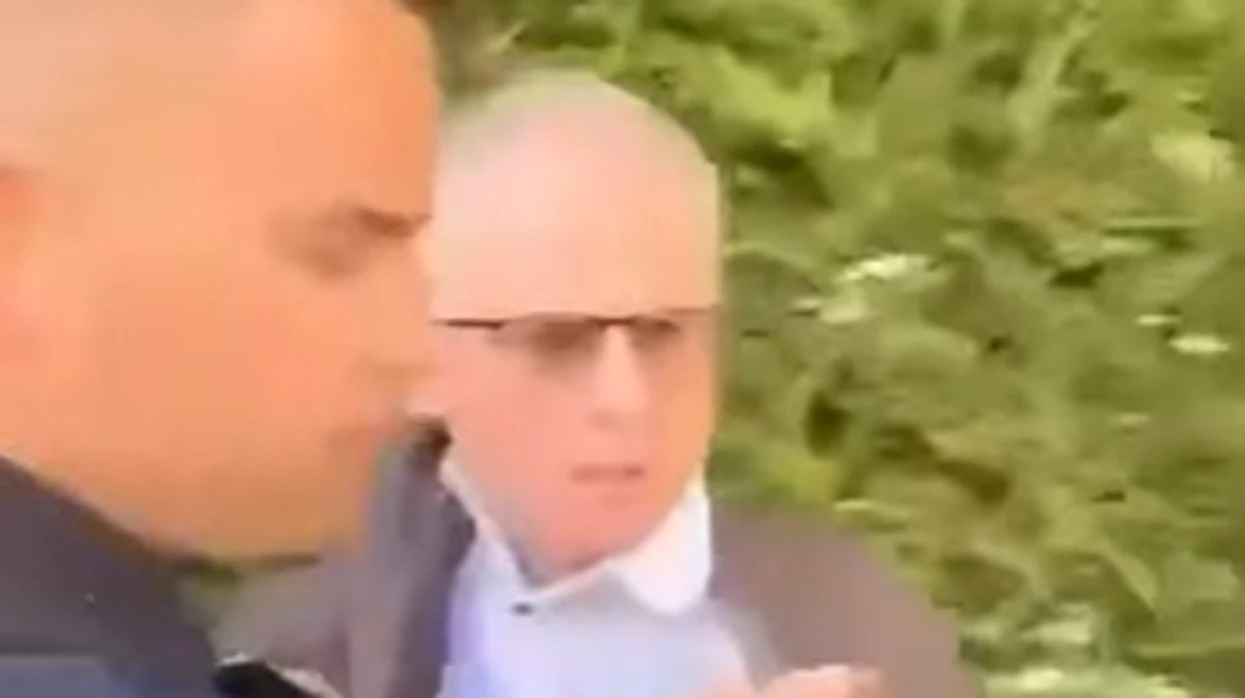 Protestuesit tërheqin nga krahu Besnik Bislimin, policia në mbrojtje të tij