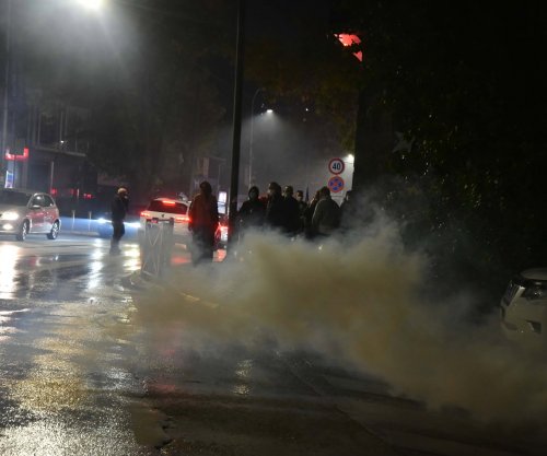 Policia përdor gaz lotsjellës për t’i shpërndarë protestuesit nga sheshi [video]