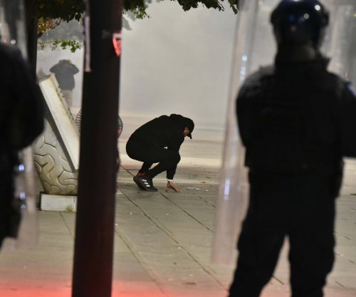 Policia largon protestuesit deri tek sheshi “Zahir Pajaziti” [foto]
