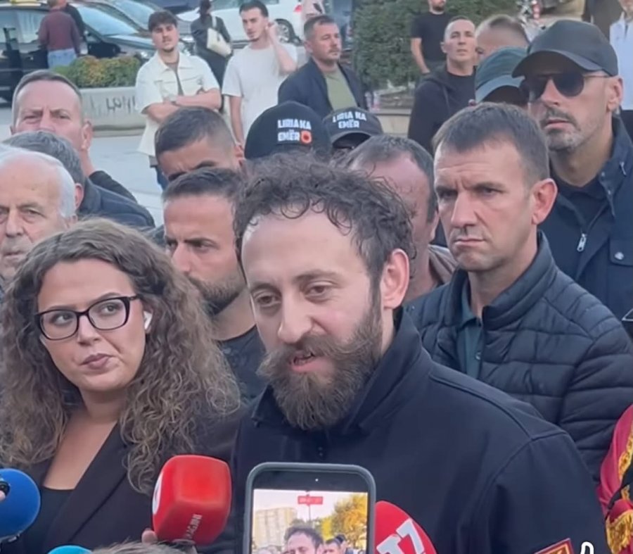 Çlirim Haziri: Vetëm mbi trupat tanë, ndryshe asnjë deputetë s’do të dalë jashtë Kuvendit pa e votuar ligjin për Specialen