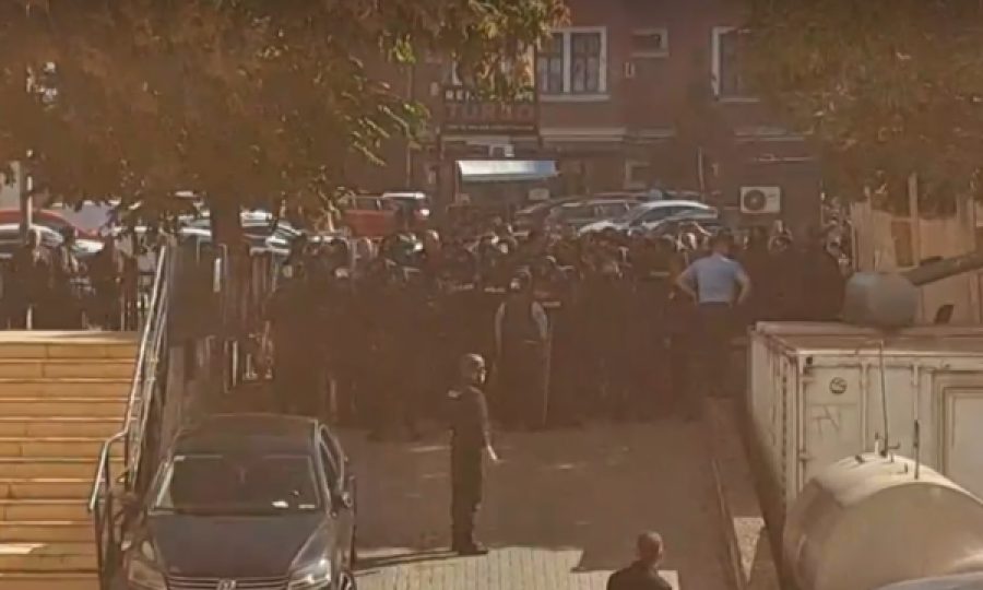 Protestuesit ndezin flakadanë, policia forcon kordonin në afërsi të Kuvendit