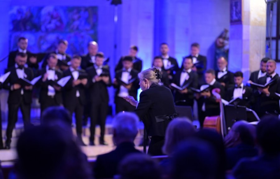 Kori i Filharmonisë së Kosovës hapi mbrëmë sezonin nën drejtimin e Marion Wood