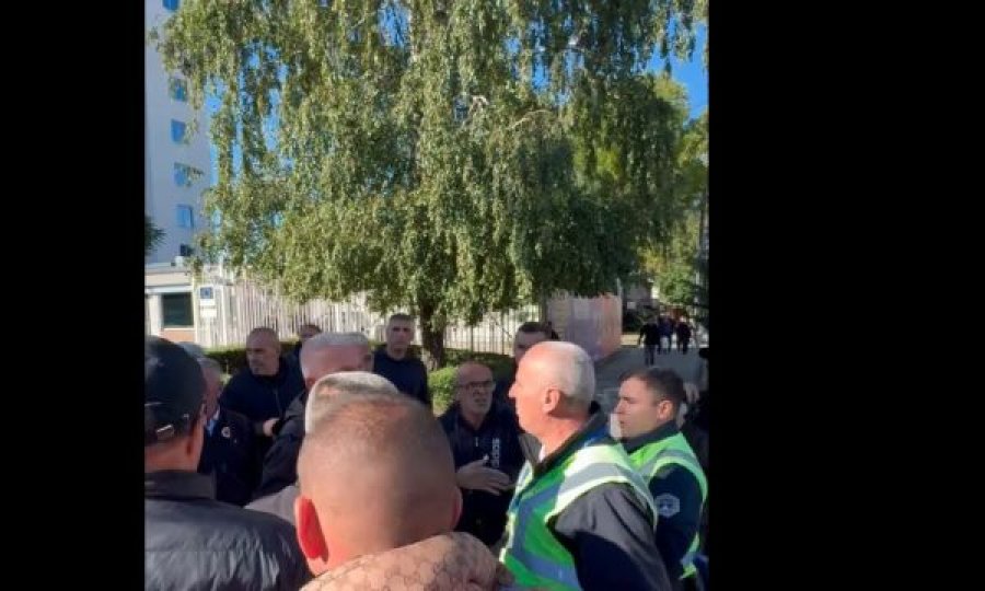 Tension në protestën para Kuvendit, protestuesit shtyhen me policët