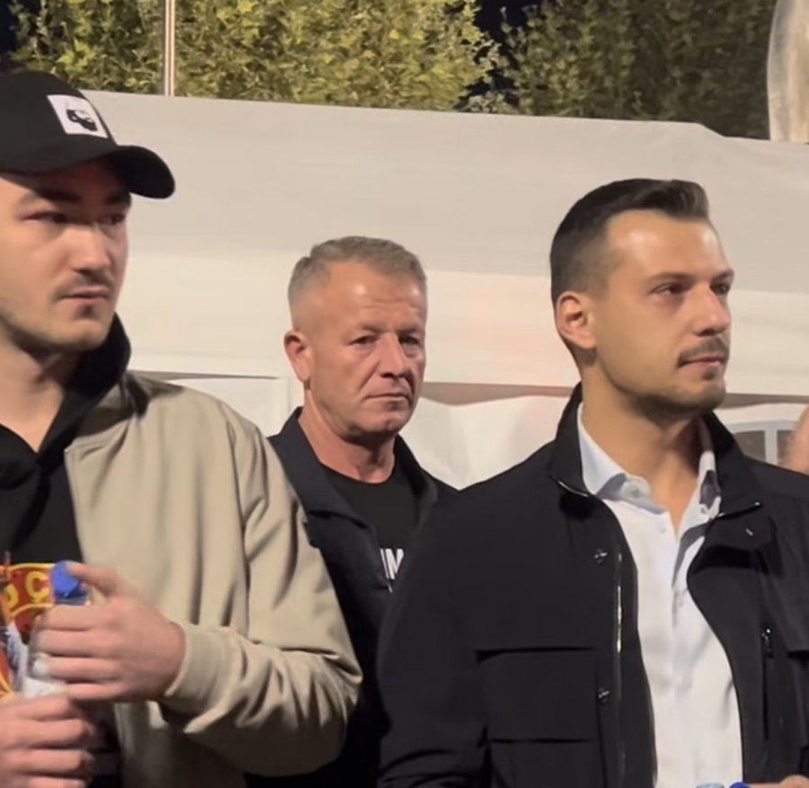 Djali i Hashim Thaçit dhe ai i Kadri Veselit u bashkohen protestave para Kuvendit