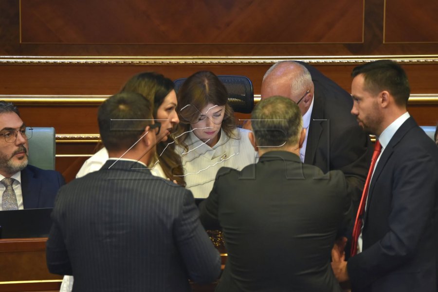 Diskutime mes Haxhiut dhe shefave të grupeve parlamentare, pritet mocion për Specialen