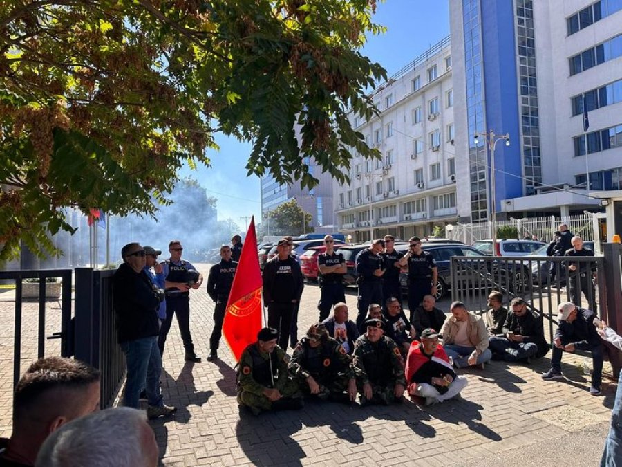 Protestuesit gjuajnë mjete piroteknike në drejtim të Kuvendit, bllokohet dalja