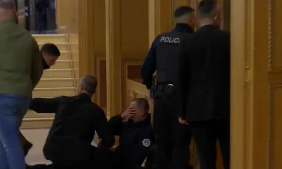 Protesta para Kuvendit  lëndohet një zyrtar i Policisë