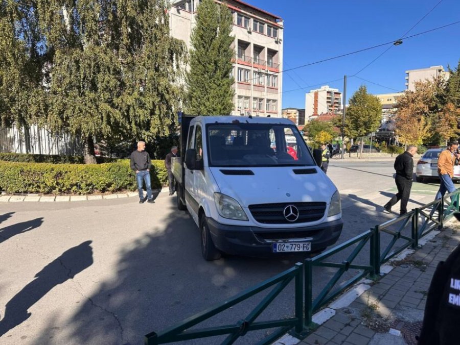 veteranet-e-bllokojne-hyrjen-e-kuvendit-me-nje-furgon