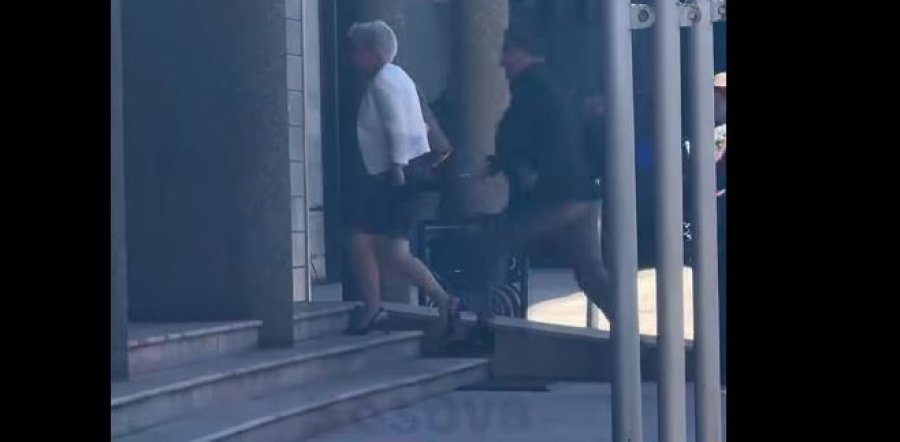 Momente tensioni kur Donika Gërvalla arrin në Kuvend  video 